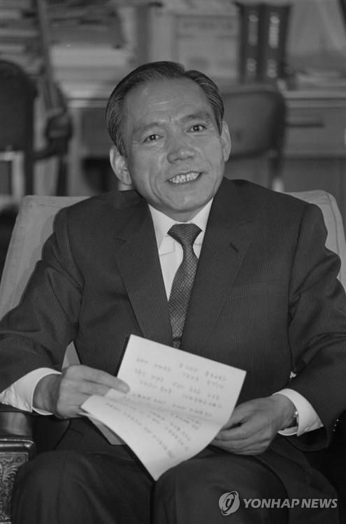 "박종철, 탁 치니 억 하고 죽었다" 