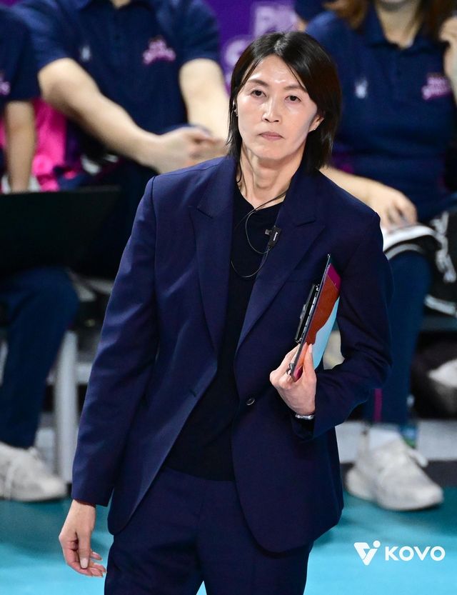 경기 지켜보는 요시하라 흥국생명 감독