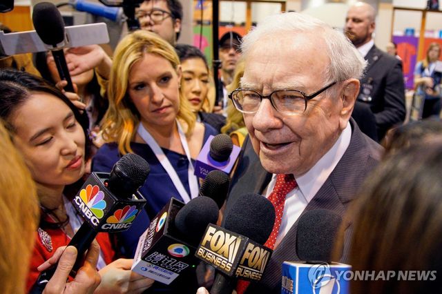 2019년 기자들을 만나는 워런 버핏