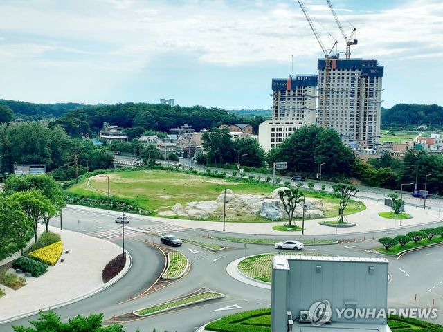 강릉원주대 정문 앞 유휴지