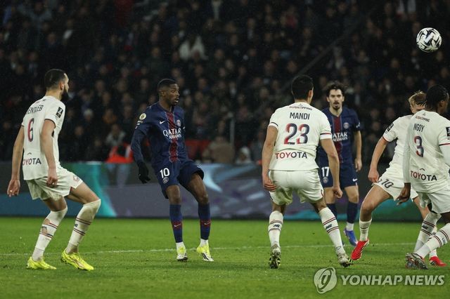 상대 밀집 수비를 뚫고 두 번째 골을 넣는 PSG 뎀벨레(왼쪽에서 두 번째).