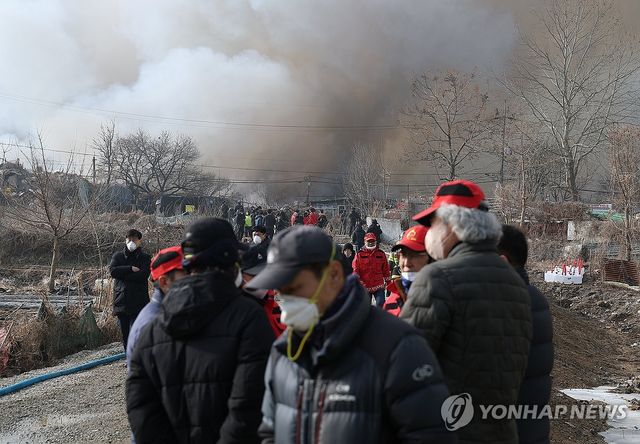 화재 현장 살피는 주민