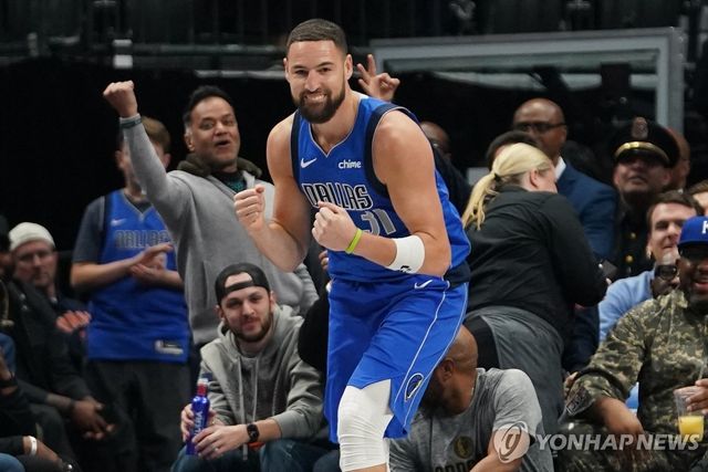통산 3점 4위에 두 주먹 쥐고 기뻐하는 톰프슨 