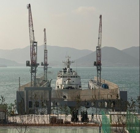 플로팅도크에 올려진 3천톤급 해경 함정 