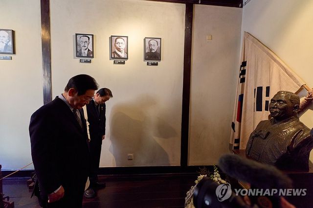 김구 선생 흉상에 묵념하는 이재명 대통령