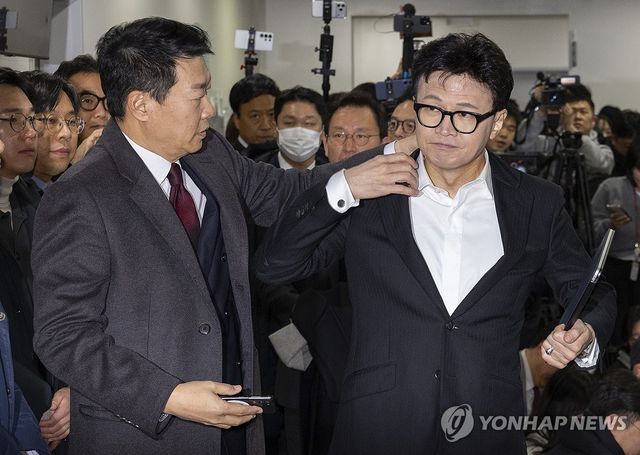 제명 관련 기자회견 입장하는 한동훈