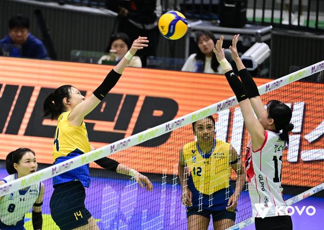 공격하는 현대건설의 양효진(왼쪽)