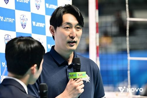 인터뷰하는 하현용 KB손해보험 감독대행