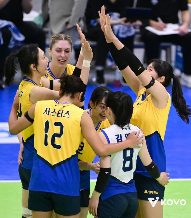 득점 후 기뻐하는 현대건설 선수들