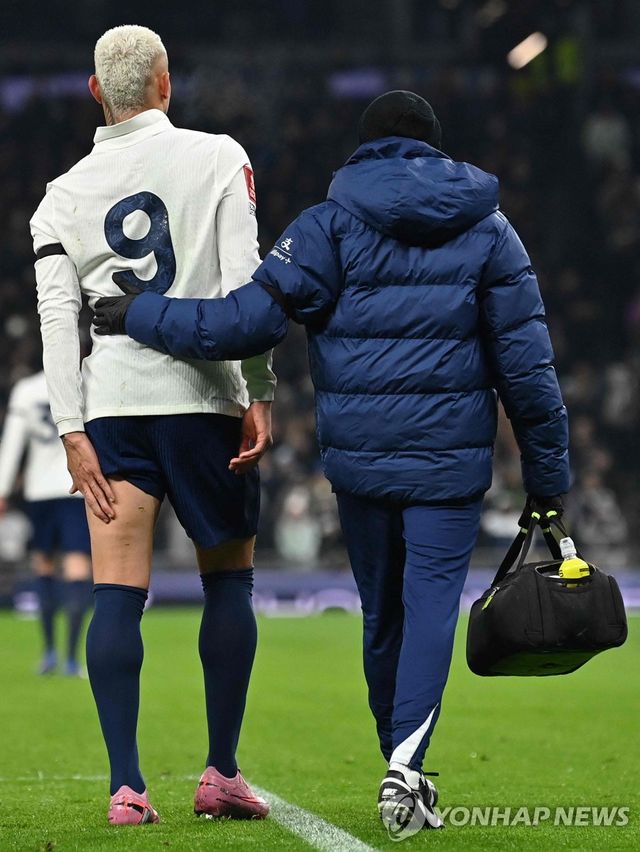 애스턴 빌라전에서 부상으로 교체되던 토트넘 히샤를리송