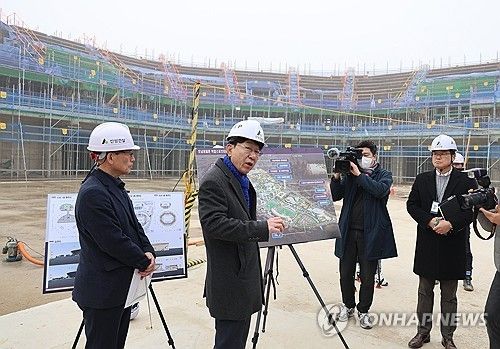 실내체육관 신축 현황 설명하는 전주시장