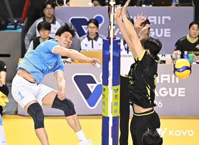 공격하는 대한항공의 김규민(왼쪽)