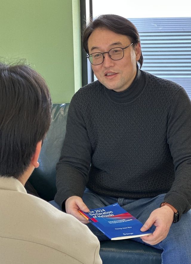 인터뷰 하는 강원대학교 류영준 교수