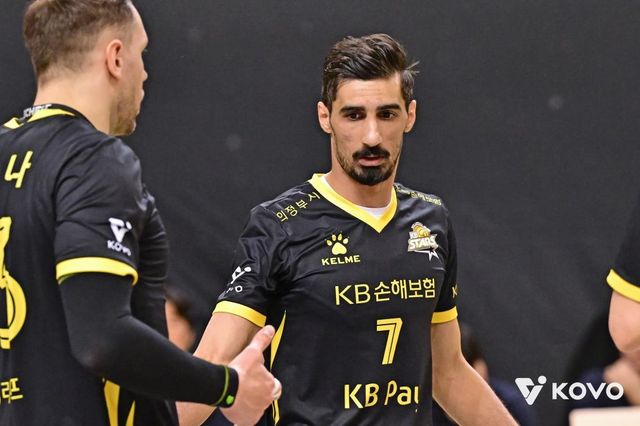 KB손보 아시아 쿼터 선수 모하메드 야쿱(오른쪽)