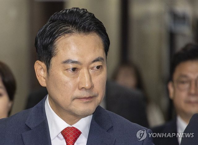 최고위원회의 향하는 장동혁 대표