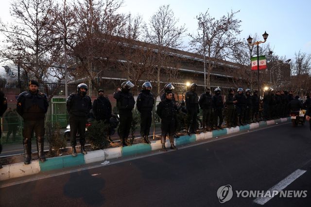 지난 14일(현지시간) 테헤란 시내에 배치된 경찰