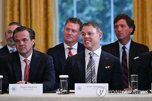 지난 9일(현지시간) 트럼프 대통령-석유 기업인 면담 참석한 존 애디슨(오른쪽)