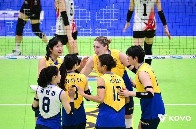 득점 후 기뻐하는 현대건설 선수들