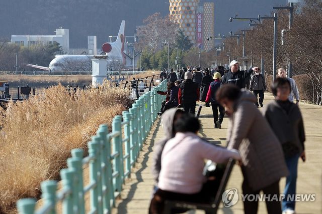 산책 즐기는 시민들