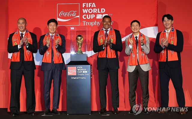 월드컵 트로피와 기념촬영하는 축구 레전드들