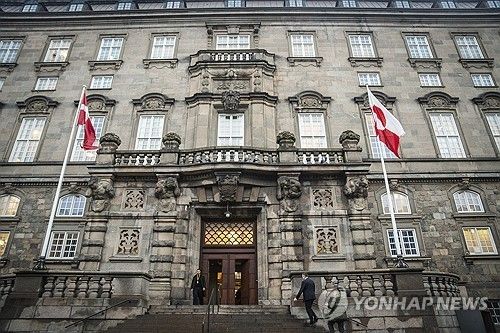 미국 초당파 의원들이 방문한 16일 덴마크 의회에 내걸린 그린란드 기 [EPA 연합뉴스]