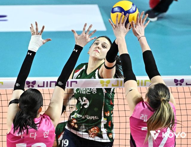 흥국생명과 IBK기업은행의 3라운드 경기 장면