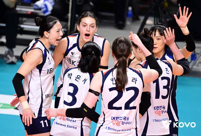 득점 후 기뻐하는 IBK기업은행 선수들