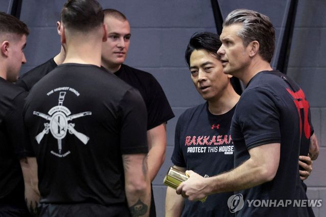 미군시설서 함께 운동한 미일 국방장관