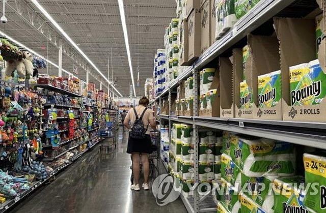 미국 LA 월마트에서 가격 살피는 소비자