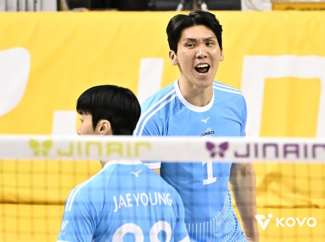 득점 후 기뻐하는 대한항공의 김규민(오른쪽)