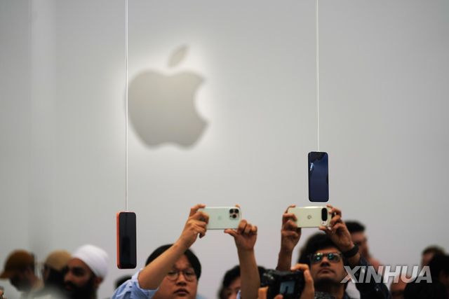 애플 신제품을 써보는 소비자들 