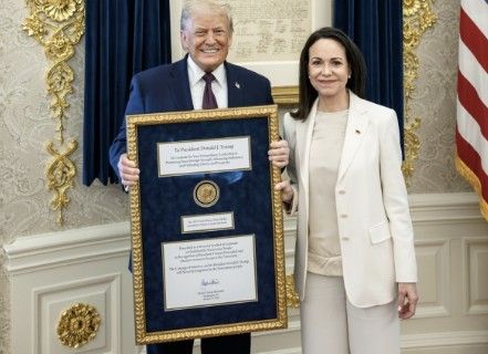 마차도로부터 노벨평화상 메달 담긴 대형 금색 액자 전달받은 트럼프 대통령