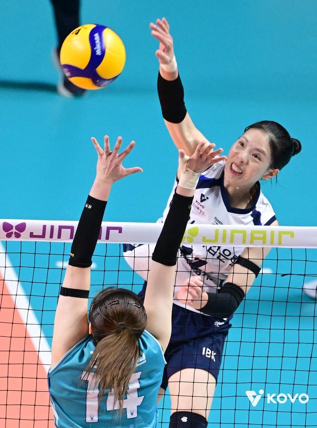 공격하는 IBK기업은행의 육서영(오른쪽)