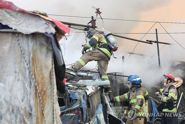 이어지는 구룡마을 화재 잔불 정리