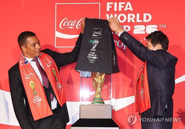 트로피 공개하는 시우바와 차범근