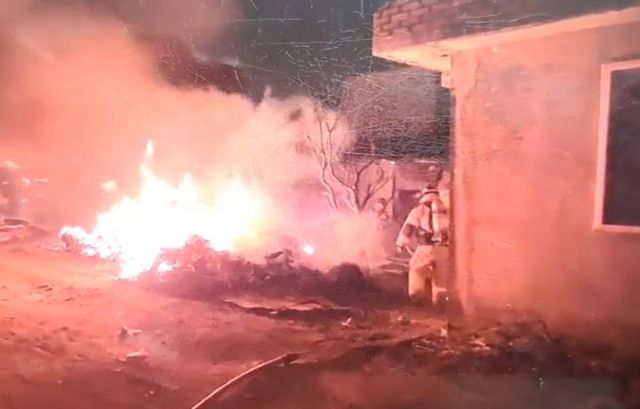 22사단 장병들의 초동 조치 후 화재 진압하는 소방 대원들