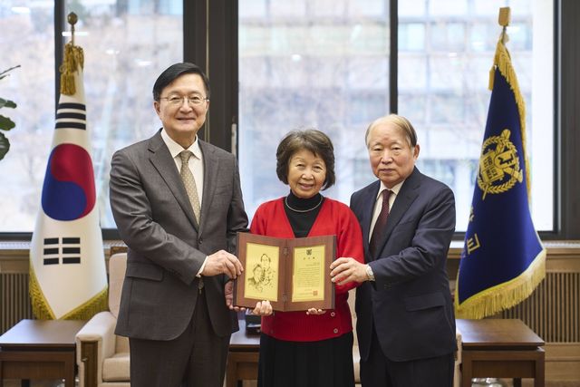 지난 14일 서울대 관악캠퍼스에서 열린 감사패 증정식에 참가한 유홍림 서울대 총장(왼쪽)과 최성복씨(가운데)·김윤수씨(오른쪽) 부부 [서울대학교 제공. 재판매 및 DB 금지]