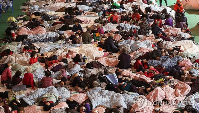 산불로 지친 주민들, 대피소에서 휴식