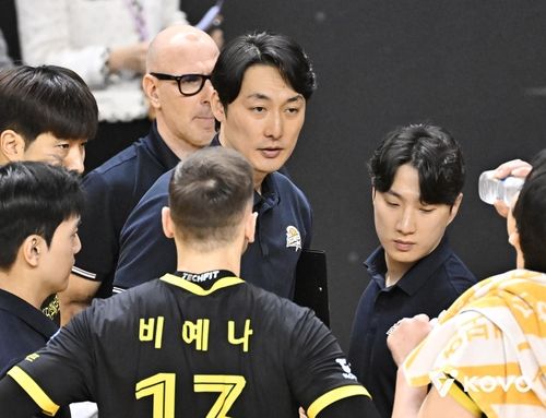 하현용 감독대행의 작전 지시를 듣는 KB손해보험 선수들