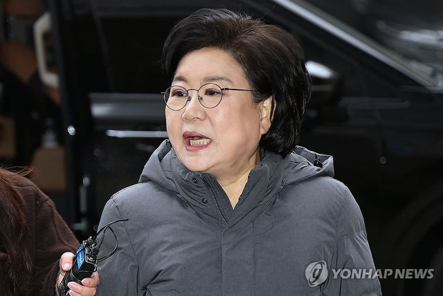 취재진 질문에 답하는 이혜훈 후보자