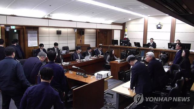 재판부 향해 인사하는 윤석열 전 대통령