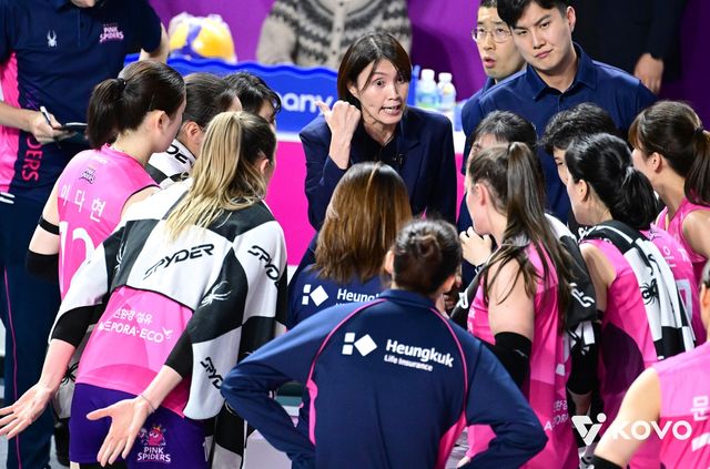 작전 지시하는 흥국생명의 요시하라 감독(중앙)