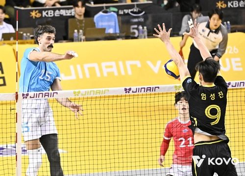 공격하는 대한항공의 러셀(왼쪽)