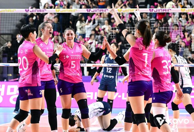 한국도로공사전 승리 후 기뻐하는 흥국생명 선수들