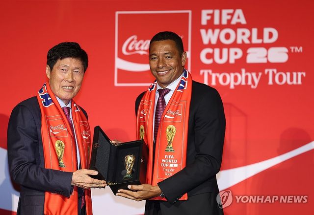 모형 트로피 든 차범근과 시우바