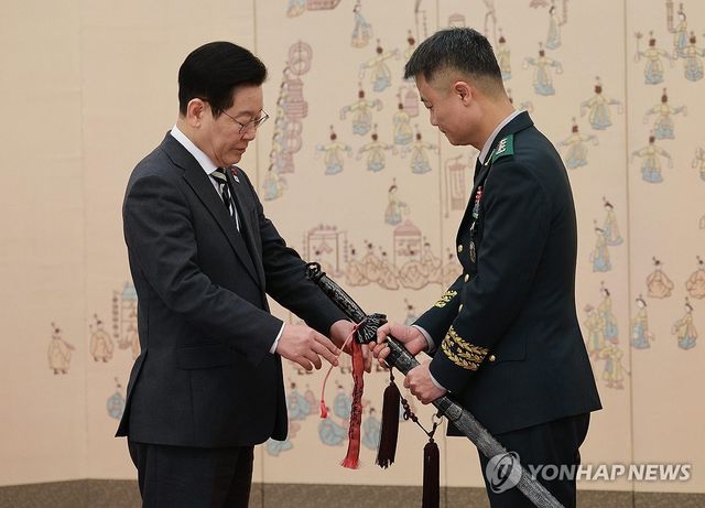 이재명 대통령, 박성제 특수전사령관 삼정검 수치 수여