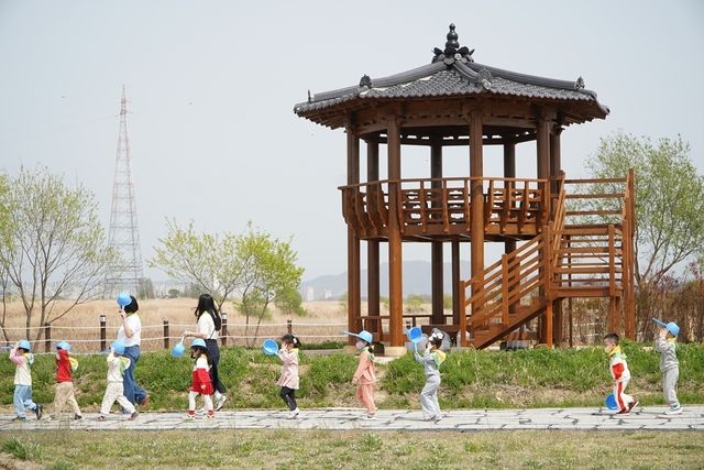 영산강정원 미꾸라지 방사 행사에 참여한 어린이들