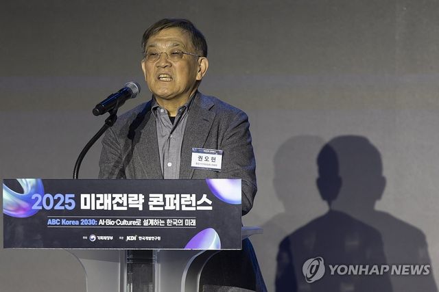 축사하는 권오현 위원장