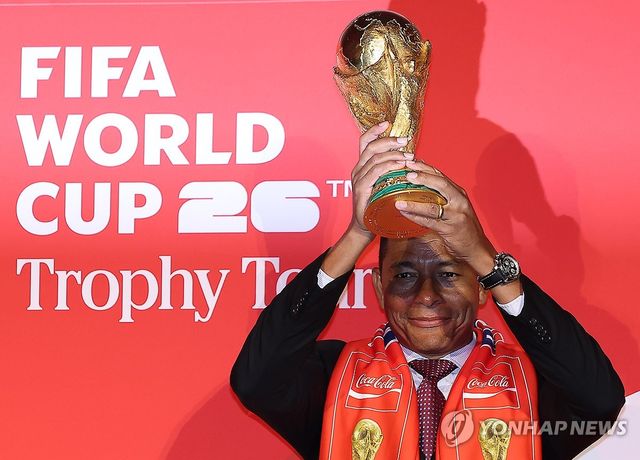 트로피 들어올리는 지우베르투 시우바