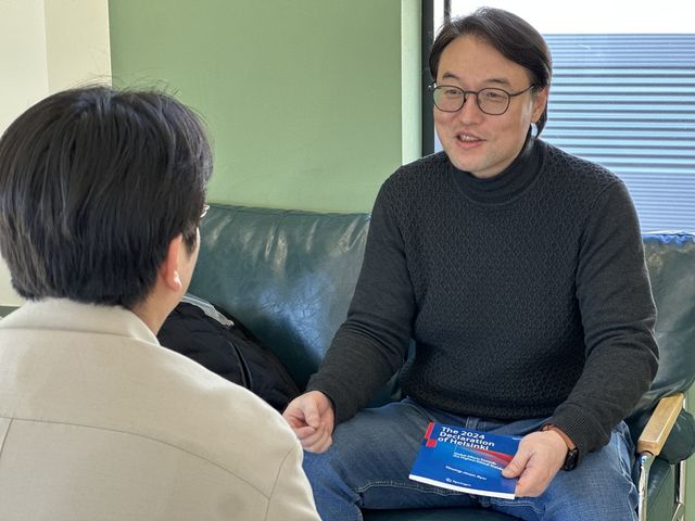 인터뷰하는 강원대학교 류영준 교수